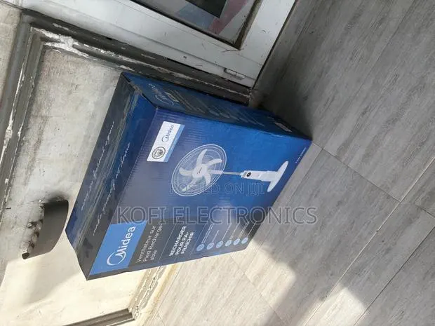 Easy to Move Midea 18′′ Rechargeable Standing Fan Fs45-23mrd · Photo 1