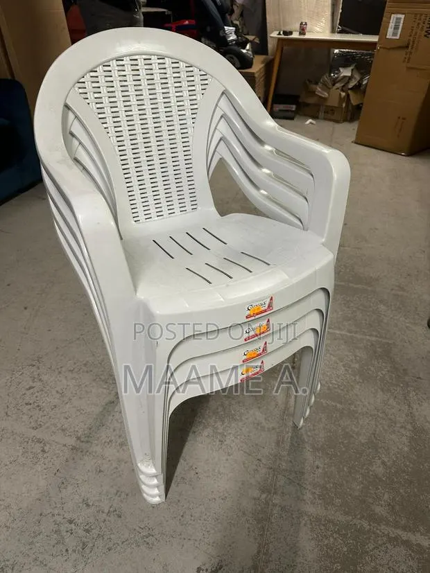 4 Stackable Plastic Chairs · Photo 1