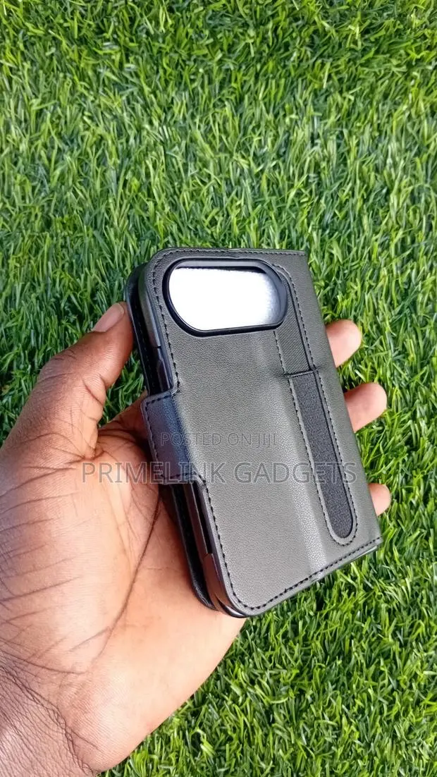 iPhone 18 Fold Leather Wallet Case · Photo 1