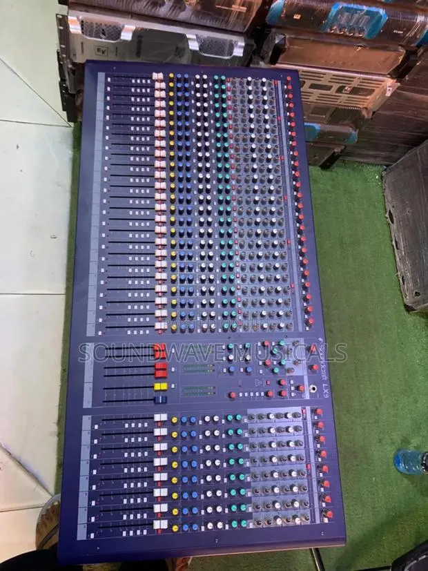 Soundcraft Lx 9 32 Channel Mixer · Photo 1