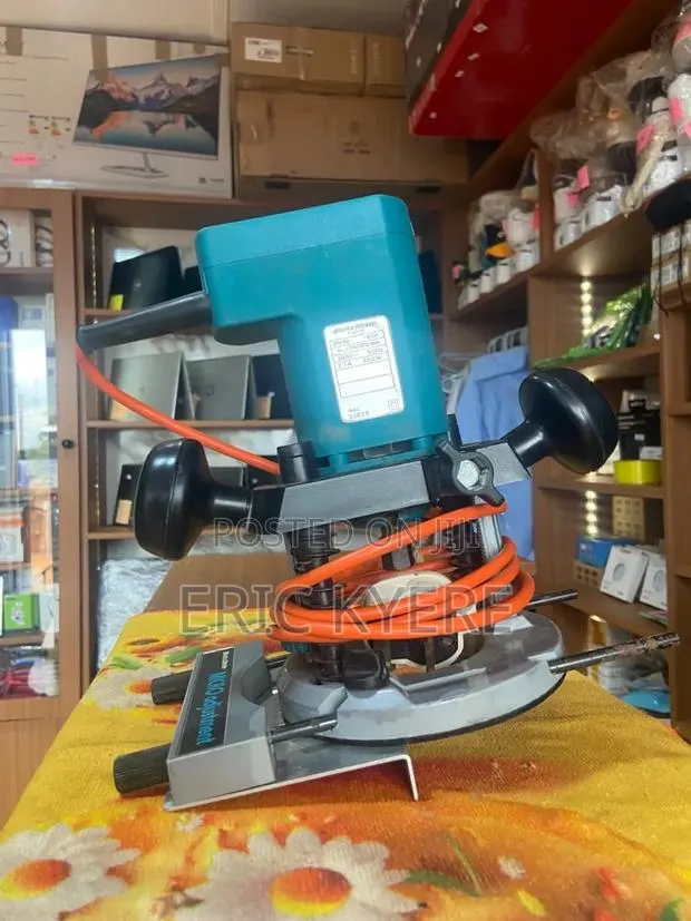 Black Decker DN 66 480W Plunge Router With Micro Adjustment Guide · Photo 1