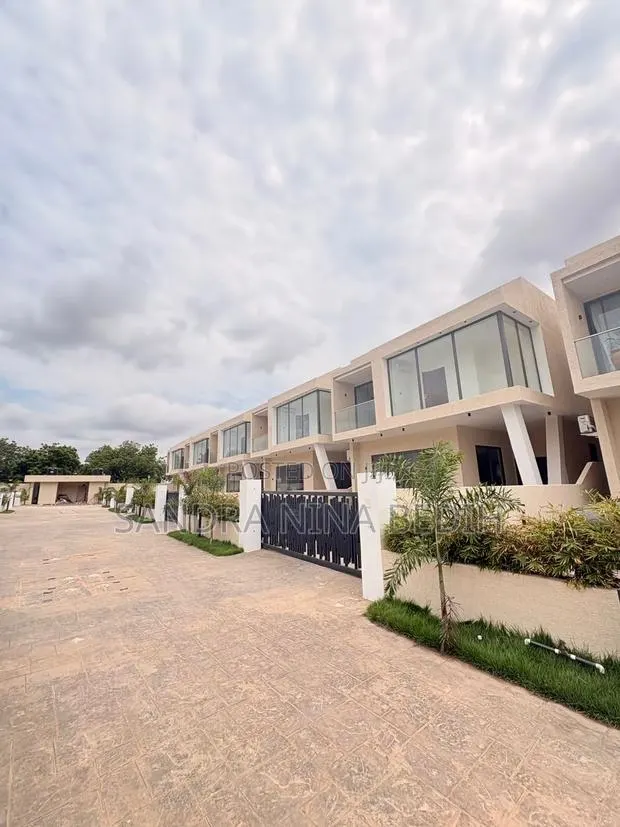 4bdrm Townhouse/Terrace in Ashley Botwe, School Junction for sale · Photo 1