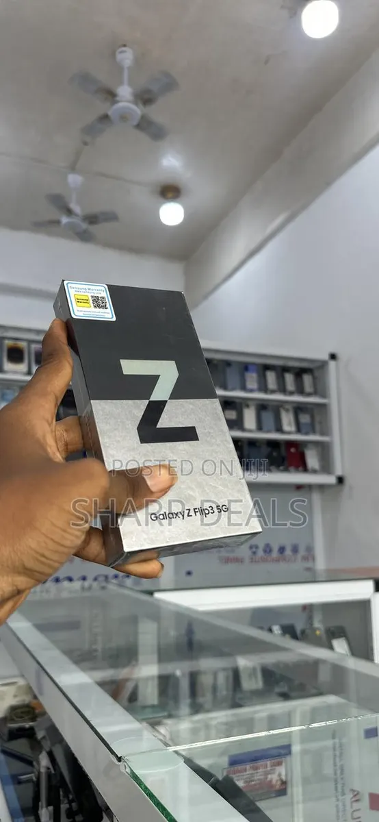 New Samsung Galaxy Z Flip 3 256 GB Black · Photo 1