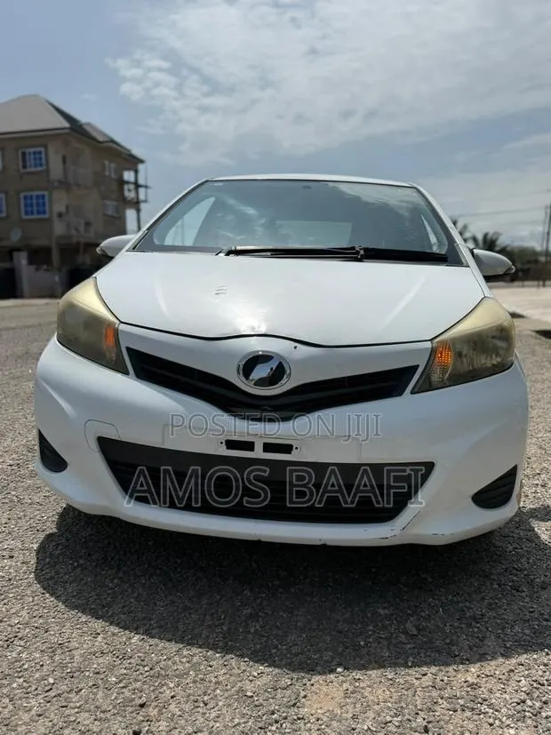 Toyota Vitz 2011 White · Photo 1