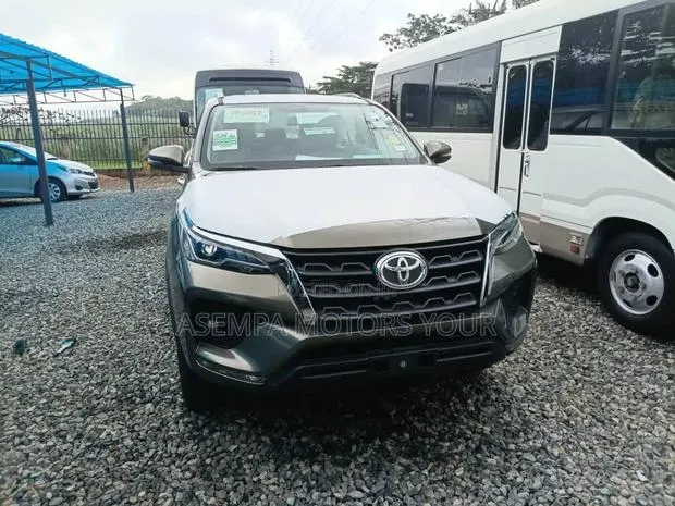 New Toyota Fortuner 2024 Beige · Photo 1
