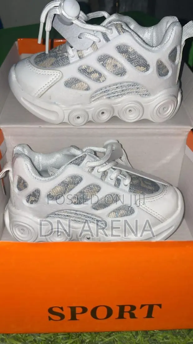 Kids Sneakers · Photo 1