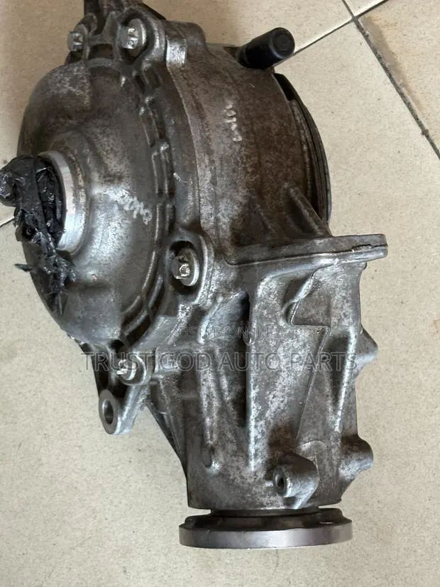 Benz C300 (4matic )Front Axle Differential 2023 (206) · Photo 1