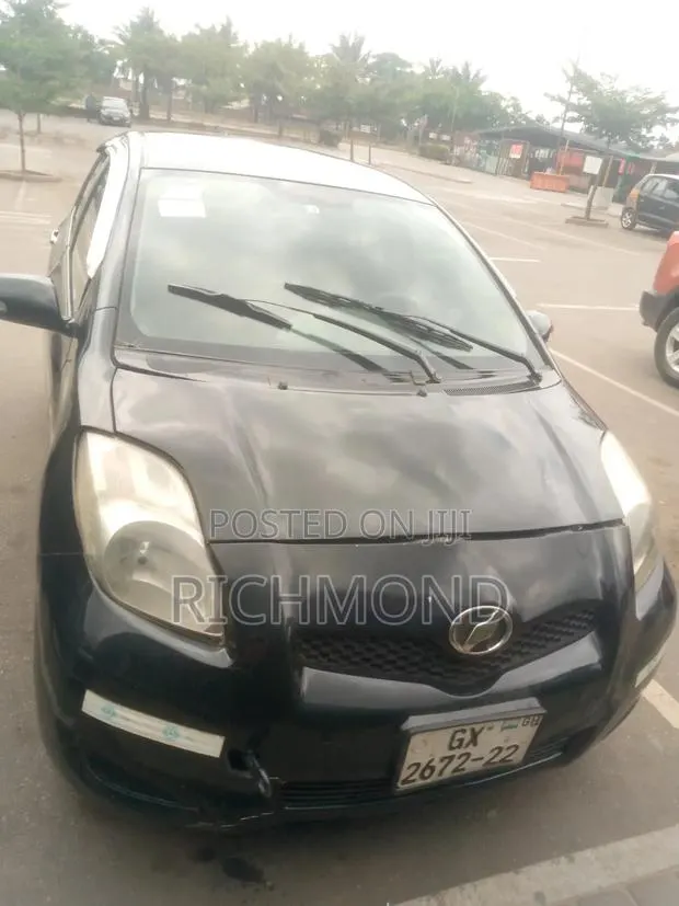 Toyota Vitz 1.3 AWD 3dr 2010 Black · Photo 1