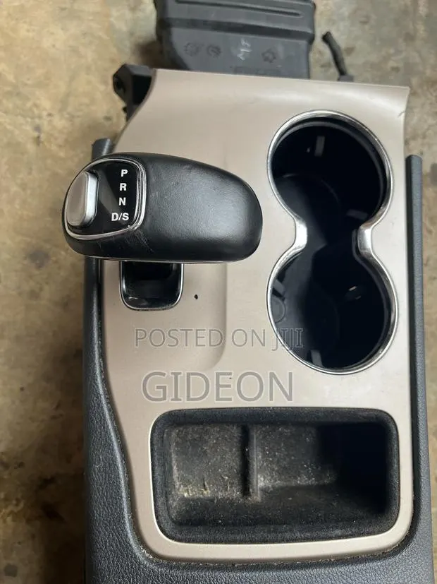 Jeep Cherokee 2016 Automatic Gear Lever Complete With Arm Rest · Photo 1