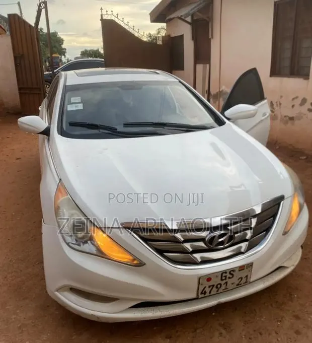 Hyundai Sonata SE Sedan FWD (2.4L 4cyl 6A) 2013 White · Photo 1