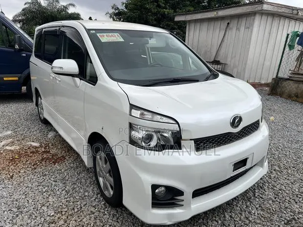 Toyota Voxy 2013 White · Photo 1