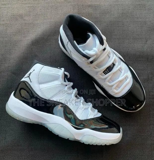 Air Jordan 11 Black and White · Photo 1