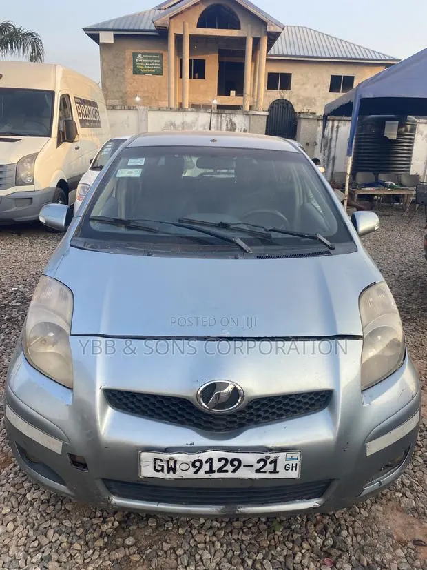 Toyota Vitz 2010 Gray · Photo 1