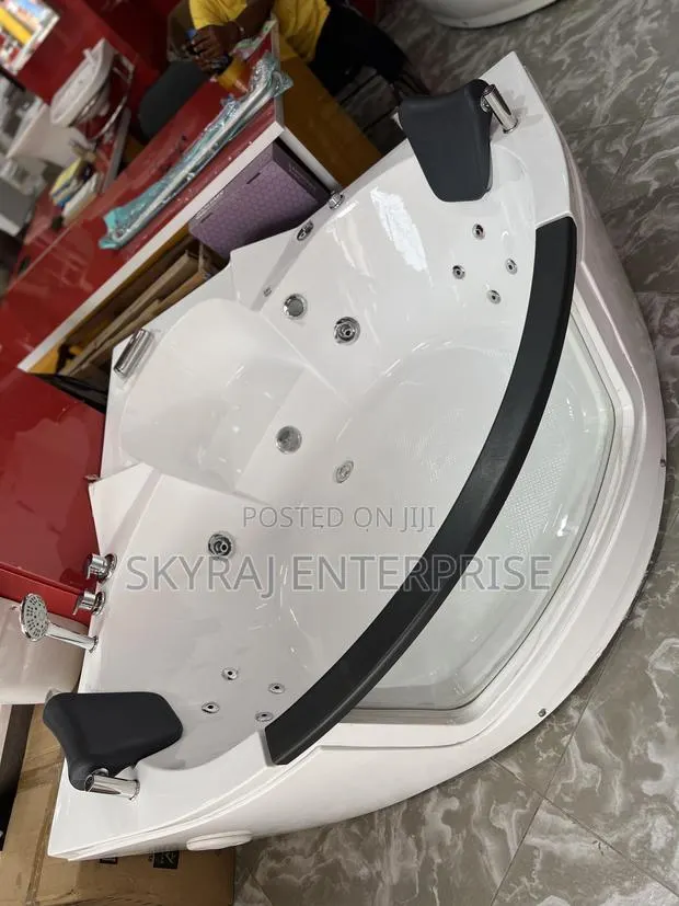 Corner Jacuzzi · Photo 1