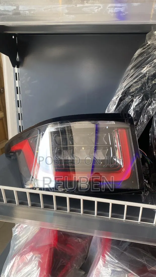 Range Rover Sport Tail Light · Photo 1