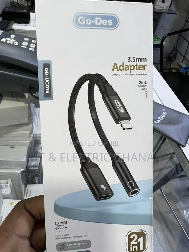 Lighting to 3.5mm Jack Adapter · Photo 1