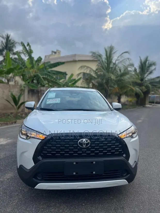 Toyota Corolla Cross XLE 2025 White · Photo 1