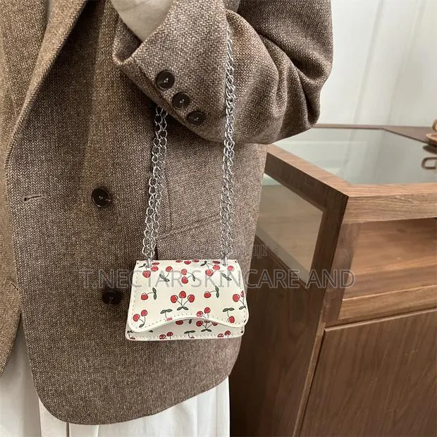 Cherry Handbag · Photo 1