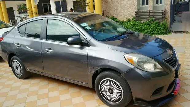 Nissan Versa 1.6 SV Sedan 2012 Gray · Photo 1