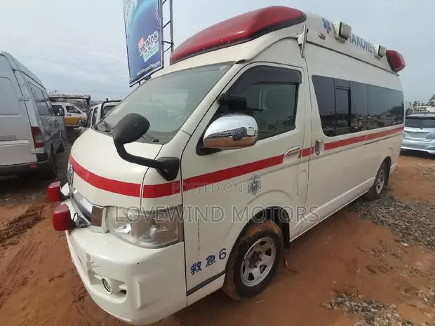 Toyota HiAce 2013 White · Photo 1