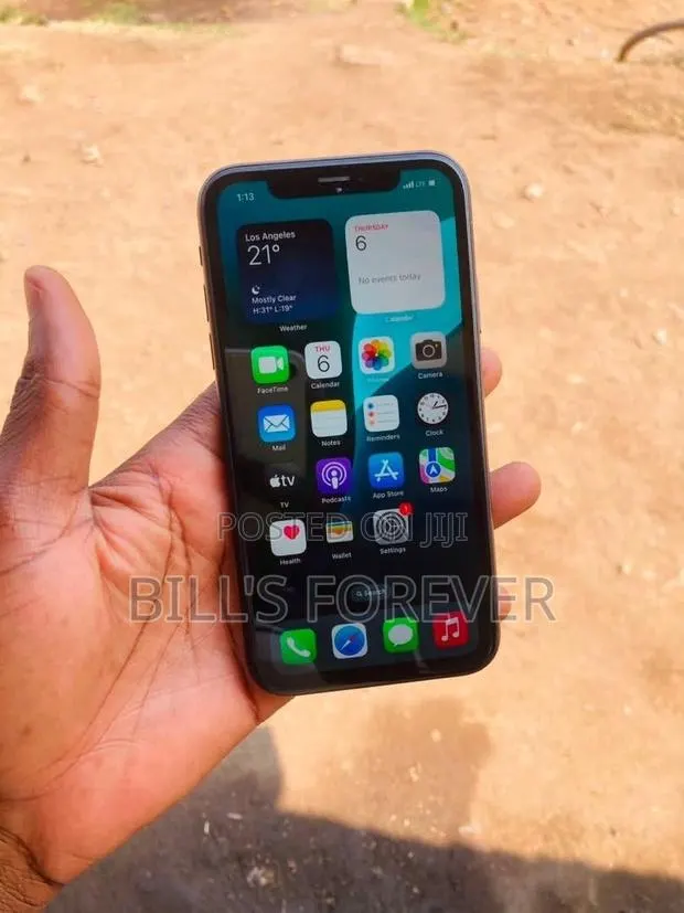 Apple iPhone XR 64 GB Black · Photo 1