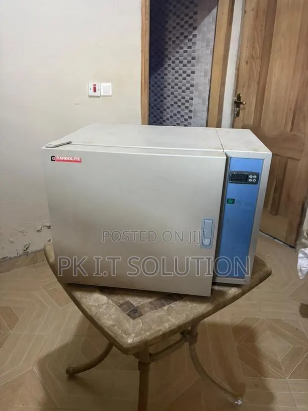 Carbolite Digital Laboratory Incubator / Temperature-Controlled Oven · Photo 1