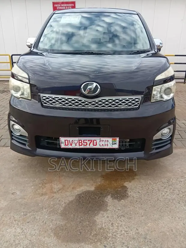 Toyota Voxy 2012 · Photo 1