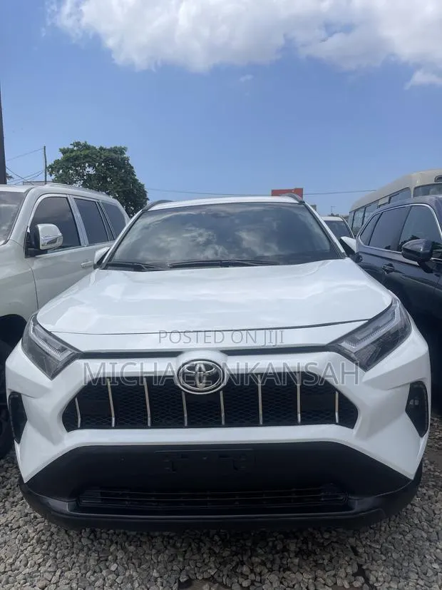 Toyota RAV4 XLE AWD 2024 White · Photo 1