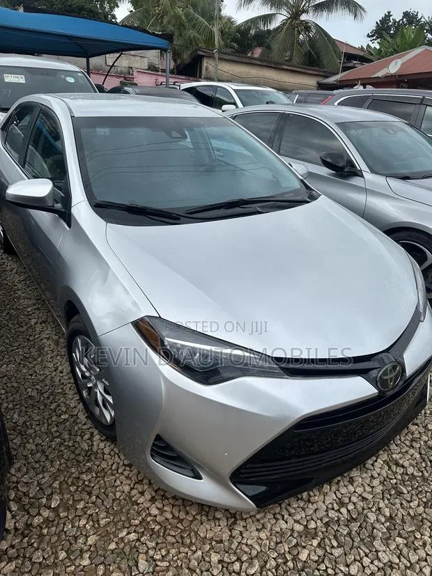 Toyota Corolla LE (1.8L 4cyl 2A) 2019 Silver · Photo 1