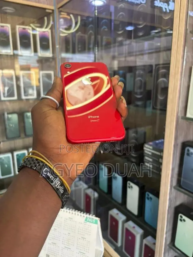 Apple iPhone XR 64 GB Red · Photo 1