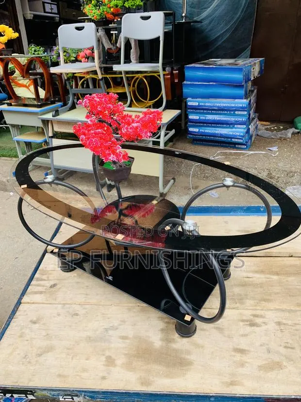 Oval Shaped Centre Table · Photo 1