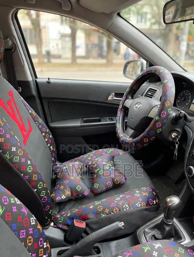 LV Seat Cover · Photo 1
