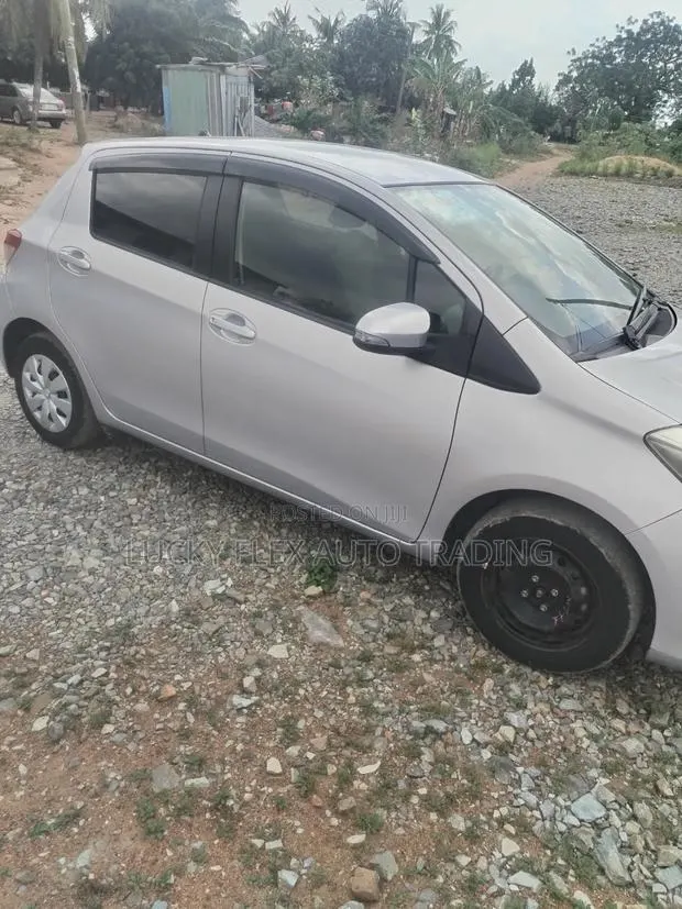 Toyota Vitz 1.3 FWD 5dr 2012 Beige · Photo 1
