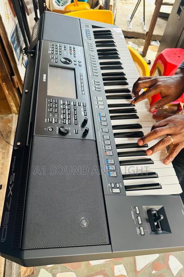 Yamaha PSR - Sx720 Digital Arranger Keyboard · Photo 1