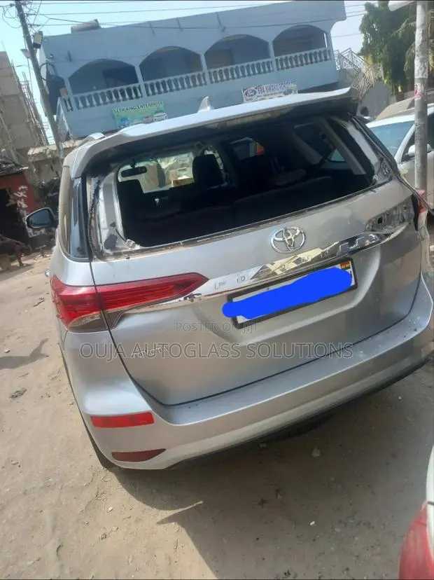 2017 Toyota Fortuner Rear Window Glass Available · Photo 1