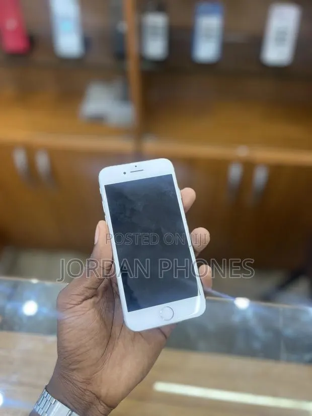 Apple iPhone 7 32 GB Silver · Photo 1