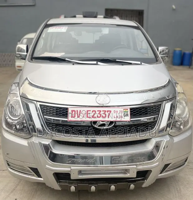 Hyundai Starex 2015 Silver · Photo 1