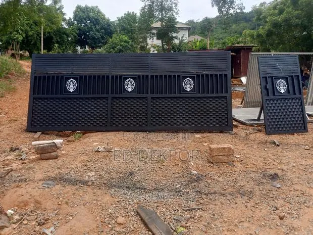 One and Half Metal Gate · Photo 1