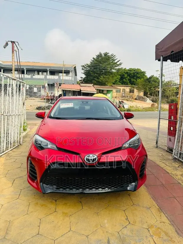 Toyota Corolla 2017 Red · Photo 2