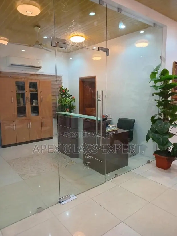 Frameless Single Glass Door. · Photo 1