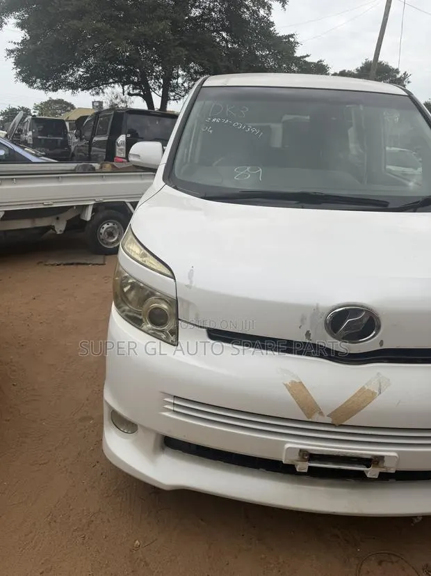 Toyota Voxy V 2WD 8-Seater 2010 White · Photo 1