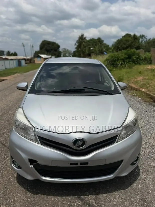 Toyota Vitz 2013 Silver · Photo 1