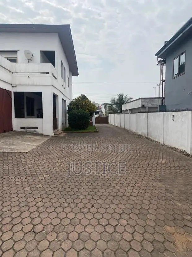 5bdrm House in Cfc Estate Achimota, The Mall for sale · Photo 1