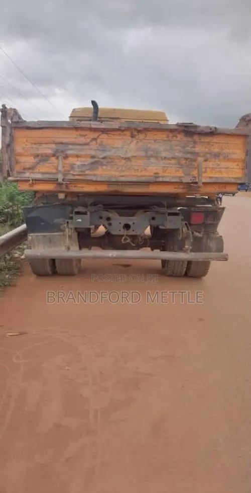 Yellow Dump/Tipper Truck · Photo 3