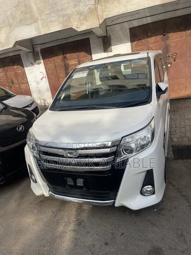 Toyota Noah 2.0 FWD (8 Seater) 2015 White · Photo 1