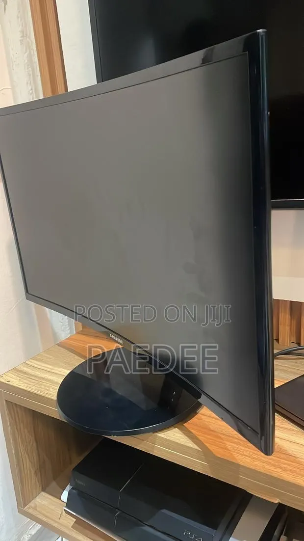 Gaming/Budget Focus: Samsung 27" Curved Monitor 1080p | AMD FreeSync · Photo 1