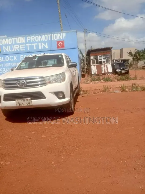 Toyota Hilux 2012 White · Photo 1