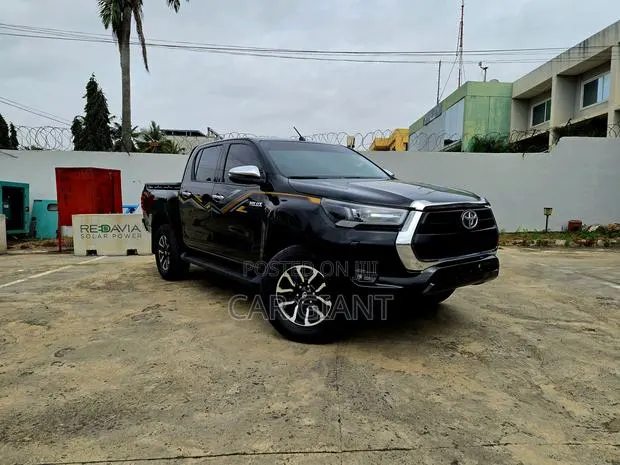 Toyota Hilux 2024 Black · Photo 1