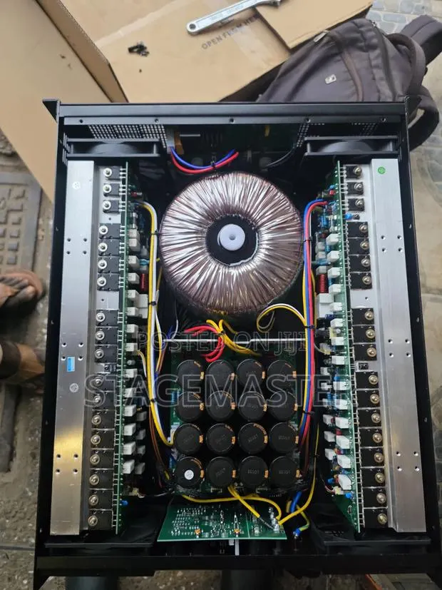 Crest Audio Bass Amplifier · Photo 1
