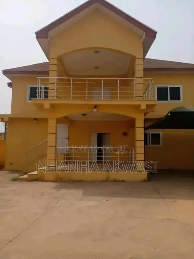6bdrm House in Sakumono Community13, Tema Metropolitan for sale · Photo 1